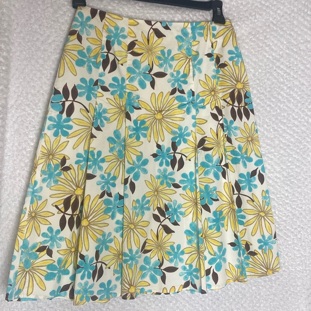 Think tank … a line style pleated floral print skirt